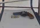 VECINO APUNTA CON ARMA DE FUEGO A OTRO EN PUERTO VILELAS 