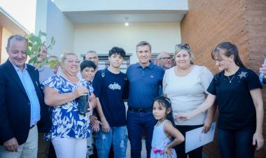 EL GOBERNADOR ZDERO ENTREGÓ VIVIENDAS A VECINOS DEL BARRIO CARPINCHO MACHO, EN RESISTENCIA