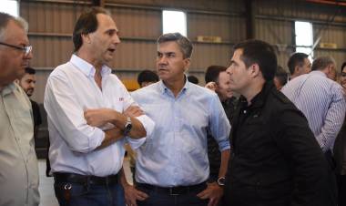 EL GOBERNADOR ZDERO ESTUVO EN LA FÁBRICA TBEH QUE PRODUCE MAQUINARIAS AGRÍCOLAS Y VIALES PARA CHACO Y EL PAÍS