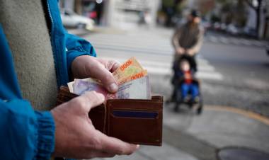 LOS SALARIOS SUBEN POR ESCALERA