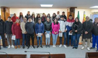 ESTUDIANTES DE CAPITÁN SOLARI SE SUMARON A LA EXPERIENCIA DE VISITAR LA LEGISLATURA Y FORMARSE SOBRE EL ROL DE LOS DIPUTADOS