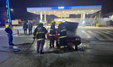VILLA ÁNGELA: UN AUTO SE PRENDIÓ FUEGO EN UNA ESTACIÓN DE SERVICIO