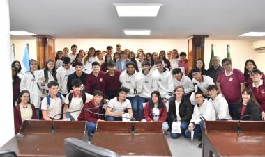 LA DIPUTADA GALEANO RECIBIÓ A ALUMNOS DE GENERAL SAN MARTÍN Y COMPARTIÓ UNA CHARLA SOBRE LA LEGISLATURA