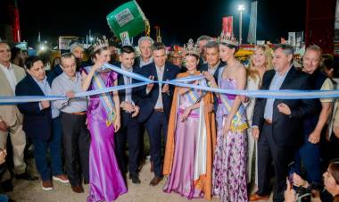 SÁENZ PEÑA: EL GOBERNADOR ZDERO INAUGURÓ LA 31° FIESTA NACIONAL DEL ALGODÓN