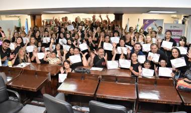 POR UNA COMUNICACIÓN MÁS INCLUSIVA: ALUMNOS RECIBIERON SUS CERTIFICADOS DEL TALLER DE LENGUAS DE SEÑAS