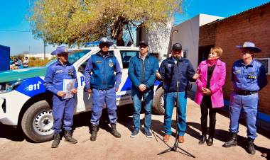 PLAN CHACO SEGURO: EL GOBERNADOR ZDERO ENTREGÓ UN NUEVO VEHÍCULO PARA LA POLICÍA RURAL DE MACHAGAI