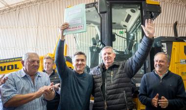 SAN BERNARDO: EL GOBERNADOR ZDERO ENTREGÓ UNA MAQUINARIA PARA EL CONSORCIO CAMINERO N°60