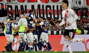 RIVER PERDIÓ Y SONÓ EL "QUE SE VAYAN TODOS" EN UNA NOCHE DE ESCÁNDALO