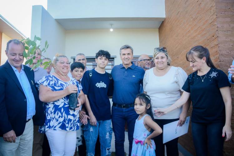 EL GOBERNADOR ZDERO ENTREGÓ VIVIENDAS A VECINOS DEL BARRIO CARPINCHO MACHO, EN RESISTENCIA