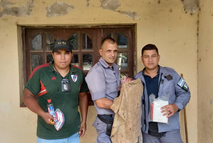 EFECTIVOS POLICIALES ASISTEN A UNA MUJER QUE DIO A LUZ EN SU VIVIENDA 