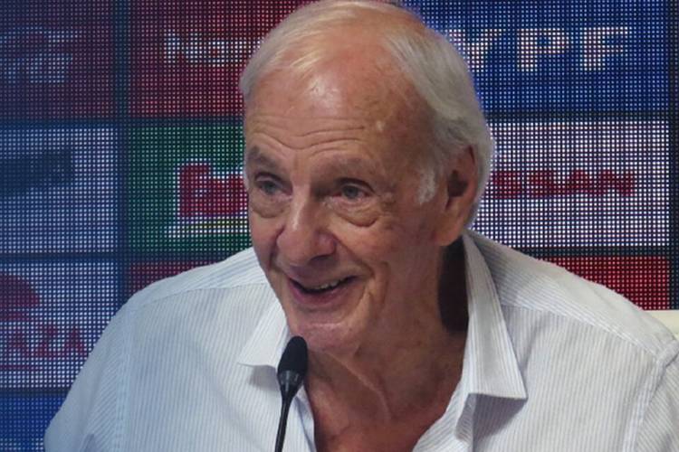 CÉSAR LUIS MENOTTI: "EL FÚTBOL ESTÁ EN UNA LUCHA CRUEL CON LOS PODERES ECONÓMICOS