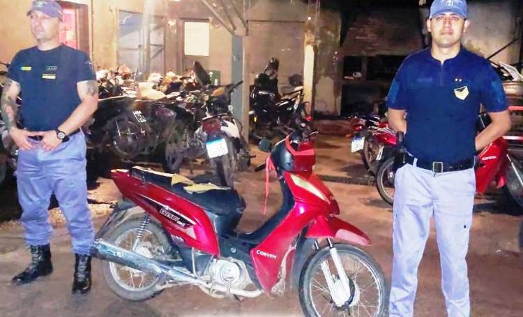IDENTIFICARON UNA MOTOCICLETA ABANDONADA Y DESCUBRIERON QUE ERA BUSCADA POR LA JUSTICIA 