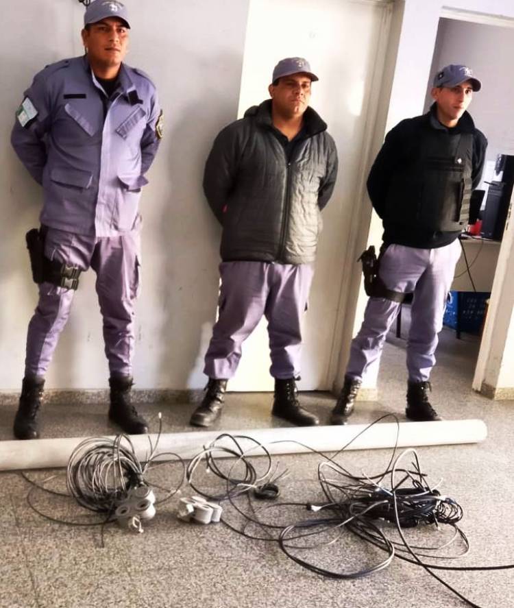 ABANDONARON CABLES EN SU HUÍDA 