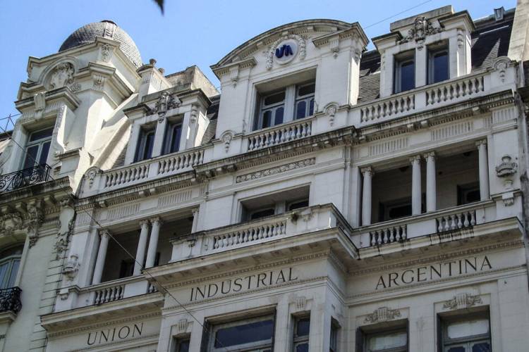 LA UNIÓN DE IMPORTADORES (UIA) Y LA GRAN BARATA DE LOS GIGANTES