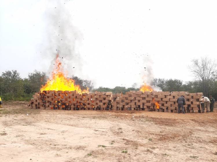 PERSONAL DE GENDARMERÍA INCINERAN 446.500 PAQUETES DE CIGARRILLOS DE ORIGEN EXTRANJERO