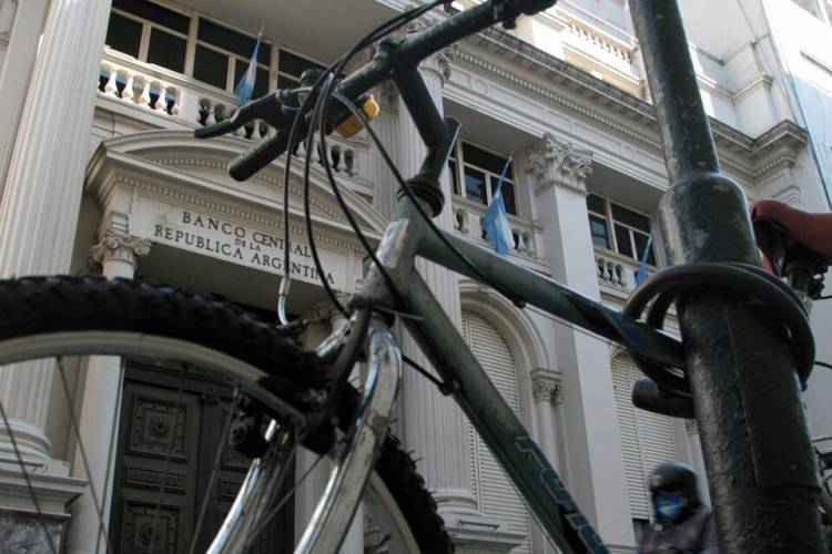 ¿POR QUÉ BAJAN EL DÓLAR Y EL RIESGO PAÍS?