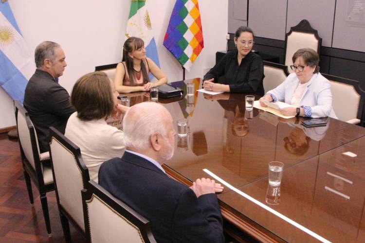 LA VICEGOBERNADORA SCHNEIDER RECIBIÓ A LA FUNDACIÓN “NAVARRO VIOLA” QUE ENTREGÓ INVESTIGACIÓN SOBRE ADULTOS MAYORES  