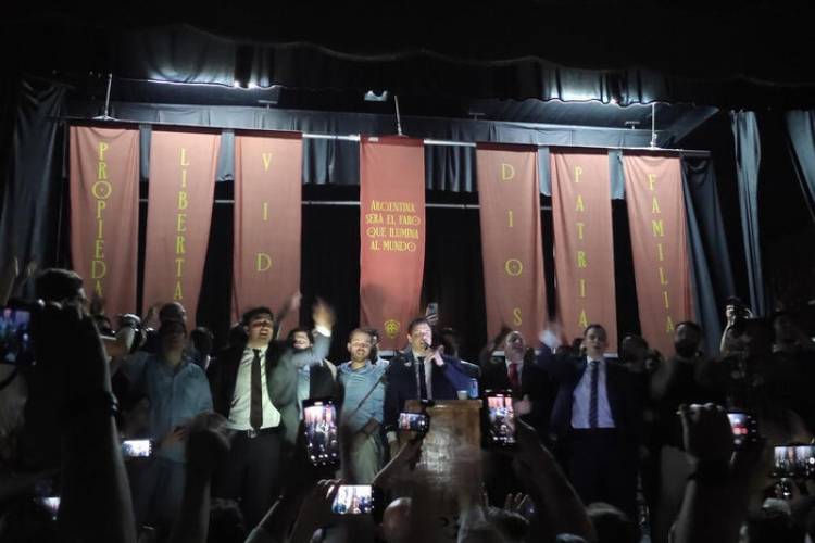 LOS APRIETES Y LA CAMPAÑA ECONÓMICA DE LOS "FALANGISTAS"