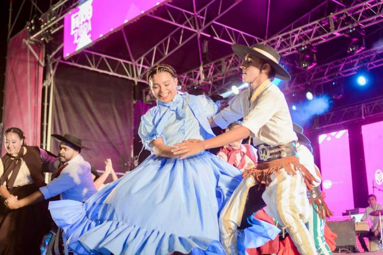 MASIVA CONCURRENCIA EN LA ÚLTIMA NOCHE DE “CHACO VIBRA”: MÁS DE 500 ARTISTAS Y UN CIERRE A PURA EMOCIÓN CON EL CHAQUEÑO PALAVECINO