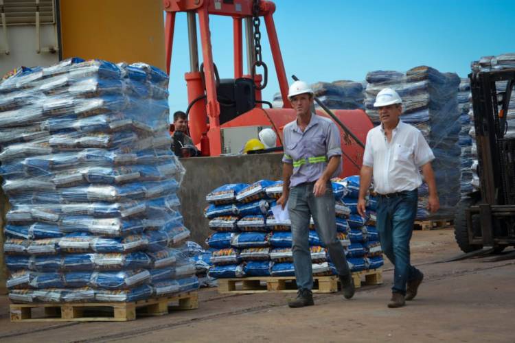CHACO SE ABRE AL MUNDO: TRAS AÑOS DE RESTRICCIONES, COMENZÓ LA EXPORTACIÓN DE CARBÓN VEGETAL DESDE EL PUERTO DE BARRANQUERAS A EUROPA