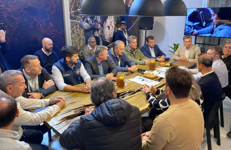EXPOAGRO 2025: EL GOBERNADOR ZDERO MANTIENE REUNIONES DE TRABAJO Y VINCULACIÓN CON ENTIDADES DEL CAMPO DE TODO EL PAÍS