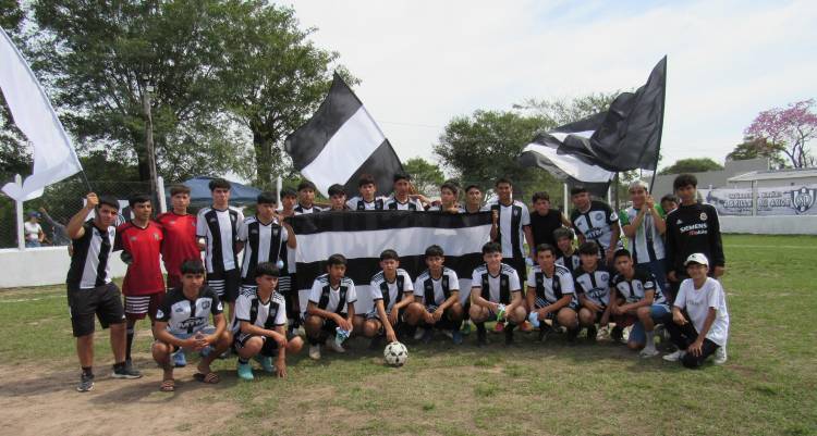 TRAS 18 AÑOS: EL CLUB UNIÓN DE COLONIA ELISA VOLVIÓ A JUGAR DE LOCAL EN SU CANCHA, RECIENTEMENTE INAUGURADA POR EL GOBIERNO PROVINCIAL