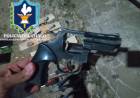 CIRCULABAN CON UN ARMA DE FUEGO Y VARIAS “BOCHITAS” DE COCAÍNA