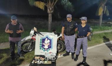 DETIENEN A MOTOCICLISTAS QUE TENIAN COCAINA EN SU PODER 