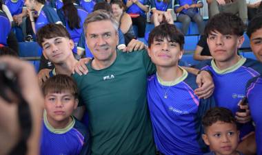 ESTE DOMINGO: EL GOBERNADOR ZDERO ACOMPAÑÓ LA PARTIDA DE LA DELEGACIÓN CHAQUEÑA A MAR DEL PLATA