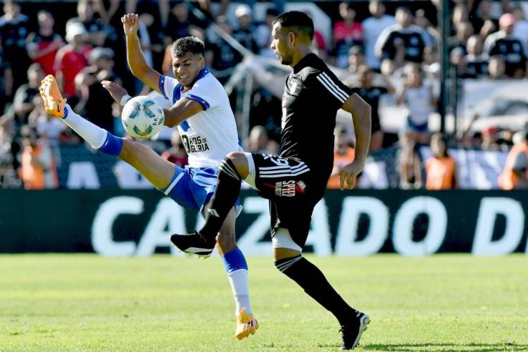 COPA DE LA LIGA: VÉLEZ LO DIO VUELTA Y FESTEJÓ EN SU VISITA A RIESTRA