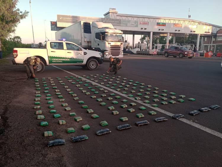 GENDARMERIA INCAUTA CINCUENTA KILOS DE HOJAS DE COCA EN DOS CONTROLES
