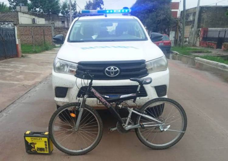 VILLA ÁNGELA: LE SUSTRAJERON UNA BICICLETA Y UN TALADRO PERCUTOR DE SU DOMICILIO PERO LA POLICÍA LOS RECUPERO