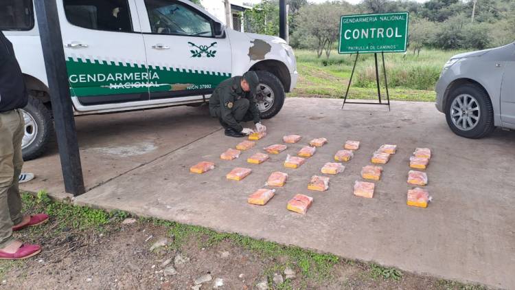SECUESTRAN VEINTISÉIS PAQUETES DE COCAÍNA EN UN AUTOMÓVIL 
