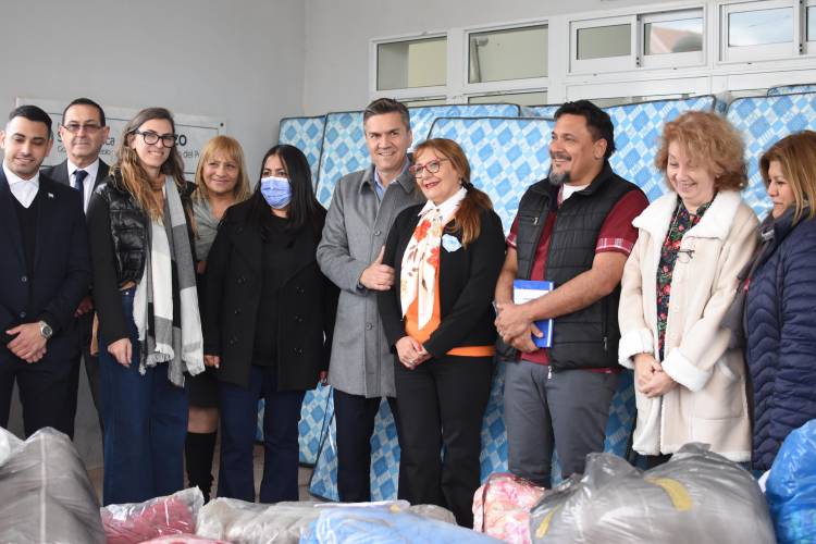 VILLA ÁNGELA: EL GOBERNADOR ENTREGÓ NUEVOS ELEMENTOS PARA EL HOSPITAL “SALVADOR MAZZA”