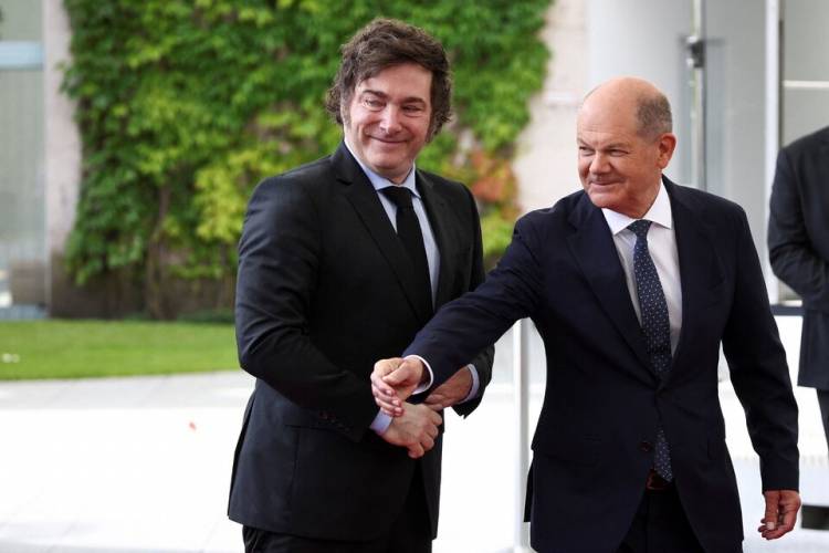 LO QUE DEJÓ EL  PASO DE MILEI POR ALEMANIA CON UNA ALFOMBRA ROJA RODEADA DE TENSIÓN