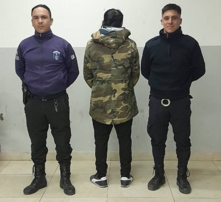 EN CONTROLES DETIENEN A UNA PERSONA BUSCADA POR LA JUSTICIA  