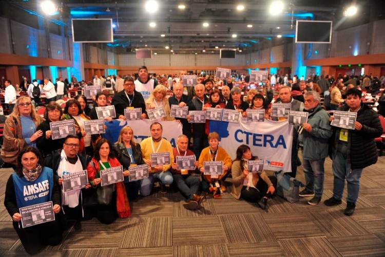 EDUCADORES DE TODO EL MUNDO DEMANDAN LA APARICIÓN CON VIDA DE LOAN PEÑA