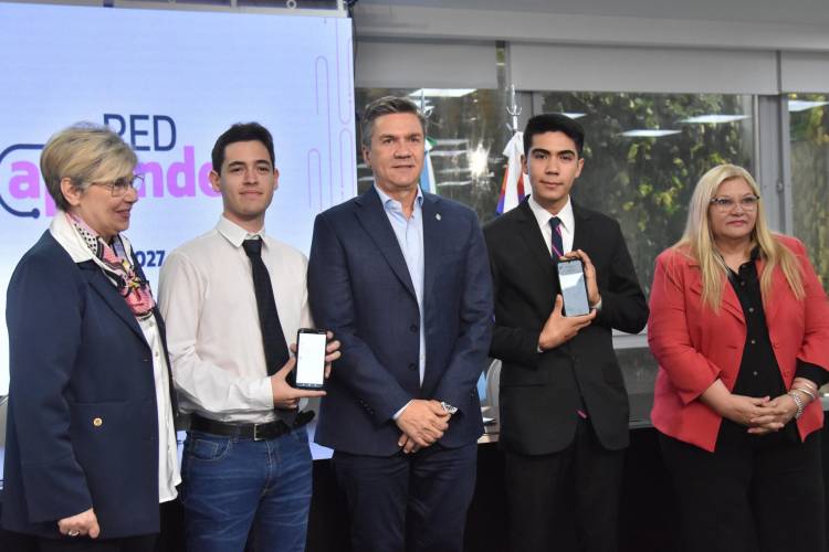 EL GOBERNADOR LANZÓ HOY LA CAPACITACIÓN  DOCENTE 2024-2027 Y ENTREGÓ LOS PRIMEROS TÍTULOS DIGITALES A EGRESADOS DE SECUNDARIA
