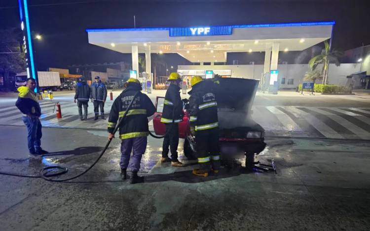 VILLA ÁNGELA: UN AUTO SE PRENDIÓ FUEGO EN UNA ESTACIÓN DE SERVICIO