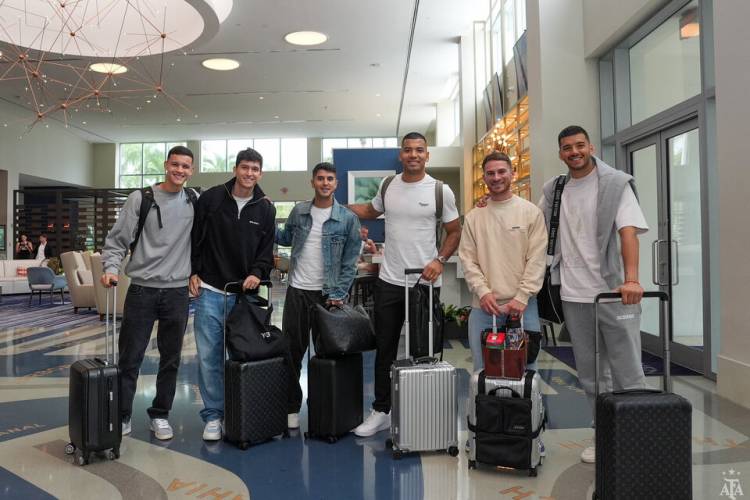 SCALONI ARMA Y DESARMA EL ROMPECABEZAS DE LA SELECCIÓN MIENTRAS LA TORMENTA ACECHA