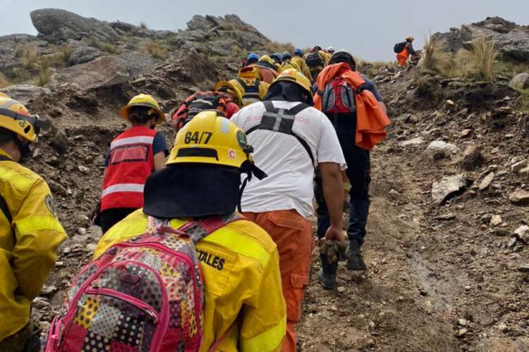 UN GRUPO DE ADOLESCENTES DESOMPUESTOS EN EL CERRO CHAMPAQUÍ