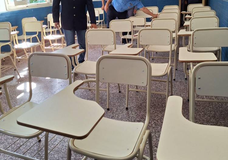 ESCUELA DE POLICÍA: ENTREGA DE PUPITRES, SILLAS Y MESAS PARA EL ALUMNADO