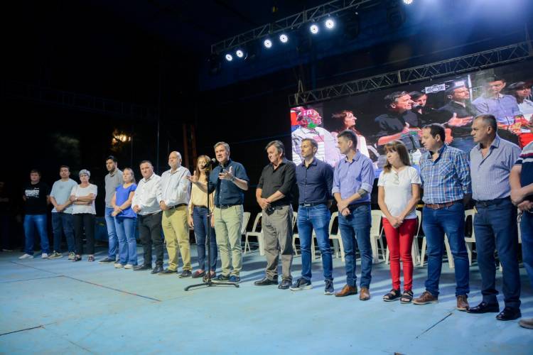 SANTA SYLVINA: EL GOBERNADOR ZDERO ACOMPAÑÓ ANOCHE LA 44° EDICIÓN DEL BINGO SHOW NAVIDEÑO DEL CLUB COMERCIO