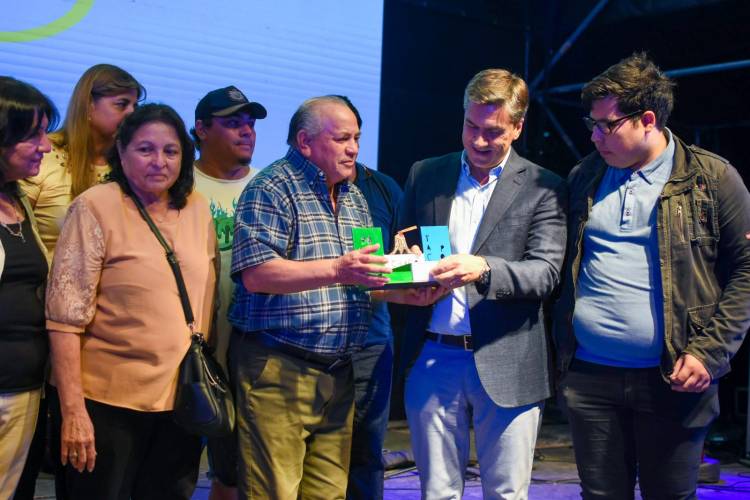 EL GOBERNADOR ZDERO ACOMPAÑÓ EL ANIVERSARIO 90 DE TACO POZO 