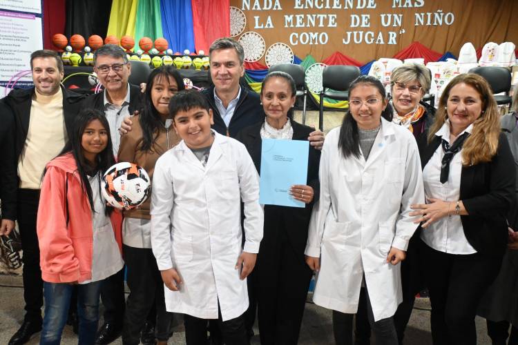 LAS PALMAS: EL GOBERNADOR ZDERO ENTREGÓ ELEMENTOS DE EDUCACIÓN FÍSICA Y ÚTILES ESCOLARES A ESCUELAS PRIMARIAS E INSUMOS DE LIBRERÍA A BIBLIOTECAS