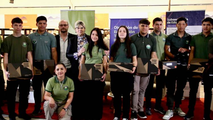 EDUCACIÓN ENTREGÓ CALZADOS DE SEGURIDAD A ESTUDIANTES DE ESCUELAS TÉCNICAS PARA LAS PRÁCTICAS PROFESIONALIZANTES