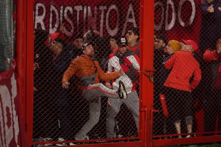 QUÉ DIJERON LOS DIRIGENTES DE INDEPENDIENTE Y UNIVERSIDAD DE CHILE TRAS LOS VIOLENTOS INCIDENTES